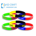 Logo personnalisé slogans réutilisables imperméables bracelet en caoutchouc de silicone bracelet en silicone multicolore mélangé avec lettre